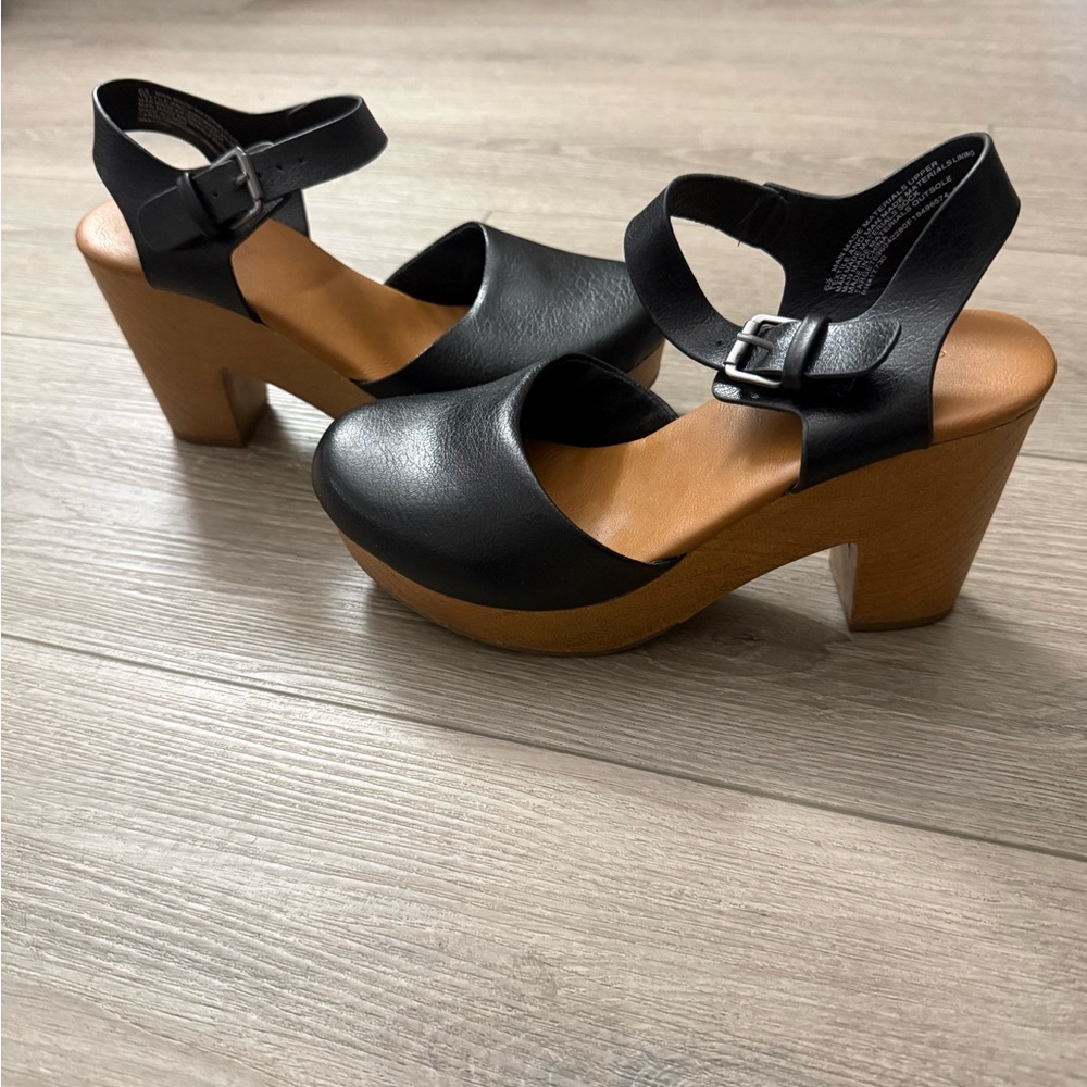 Universal Thread Black Faux Leather Clogs Size 6.5 - Picture 2 of 6
